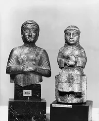Frau mit dem Schal, Frau mit einem Aryballos, Vorderansicht, Neo-Sumerisch, aus Telloh, antikes Girsu, ca. 2150 v. Chr.
